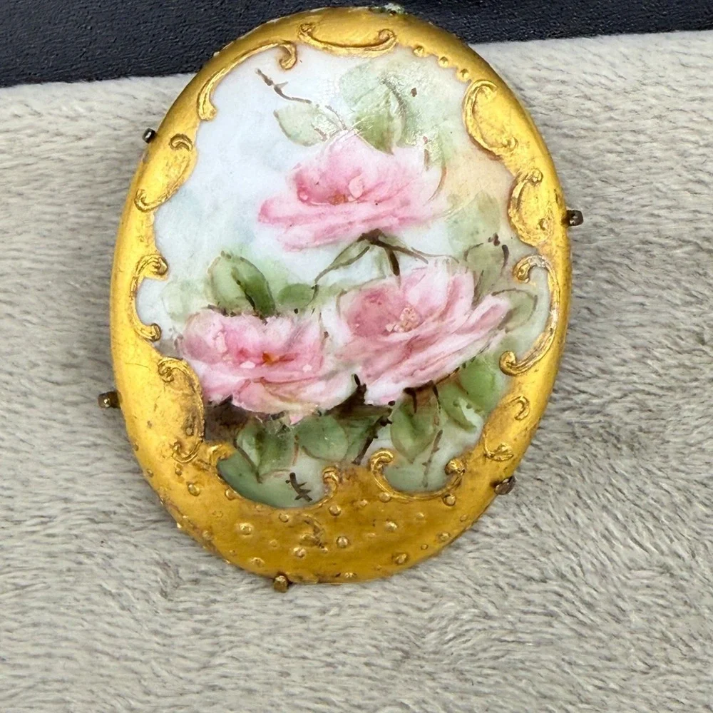 Vintage Hand Painted Porcelain Brooch‎ Gold Tone Floral